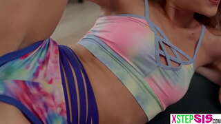 Pequeño paso a la hermana y su apretado amigo había stepbro obtener una inesperada erección para ellos