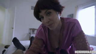 Пажадлівая матуля Джэсіка Раян прымае свайго пасынка, каб адсмактаць яго малады член