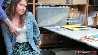 Brunette puella est captus shoplifting et velit punishes eius.Ipse gropes eius small tits, et dominatur ei, ut daret illi bj.Tunc ille bangs eius pussy