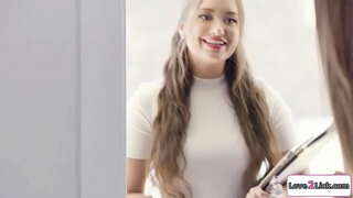 Wedding planner seducir un par e se masturbar súa conas e convence-los a ter un 3some.Ela lambe as loiras buceta como a súa peituda gf facesits seu