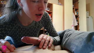 Appassionato pompino sciatta da petite bellezza con sperma in bocca