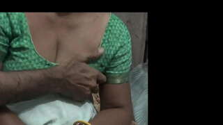 Мачеха со своим возбужденным сыном делят односпальную кровать