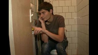 وهي تلعب مع ديك كبيرة من اللاعب