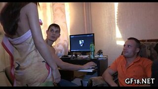 Вона стрибає на ньому швидше