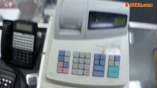 Blondynka laska sprzedaje swoje torby i zabek