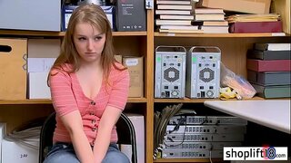 Mafana tovovavy mpangalatra fucked amin&#039;ny mpanao kolikoly ny polisy