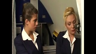 Насолоджуючись польотами стюардеси смокчуть член парня в барі