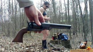 Фермерська дівчина зі зброєю