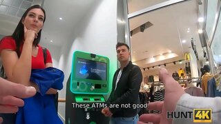 HUNT4K. Ny olona mijery ny fomba ny hatsaran-tarehy mahazo tafiditra amin&#039;ny alalan&#039;ny olon-kafa