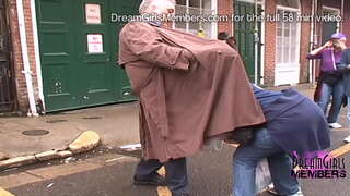 гарячі мами шукають намистинки на вулицях Нового Орлеана