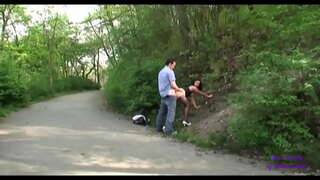 Primero se tocan en un bar y luego se van a la mierda en los jardines públicos