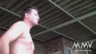 Rødhåret swinger i rottehaler Nicole S massere hendes store patter, sugende to prikker og få gnedet i trekantsex